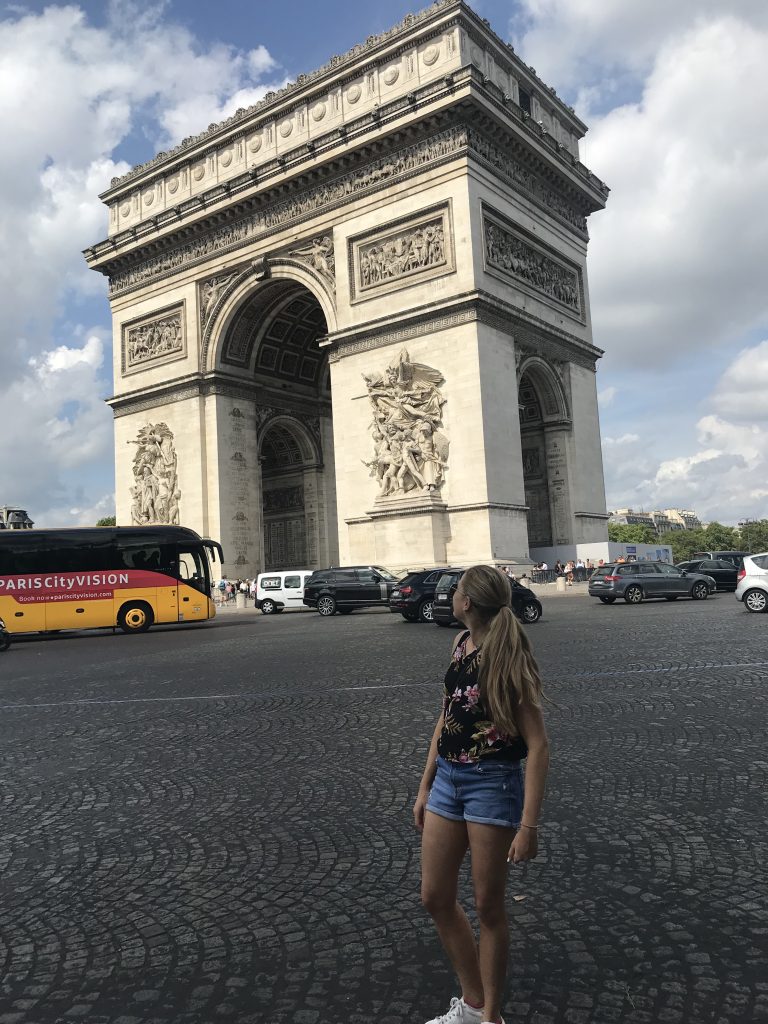 is paris safe for solo female travellers