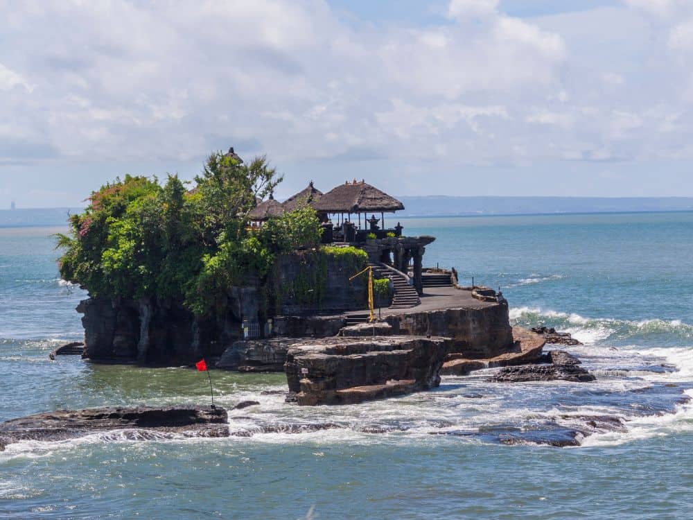 A visit to Tanah Lot is one of the things to do in Canggu that you can't miss